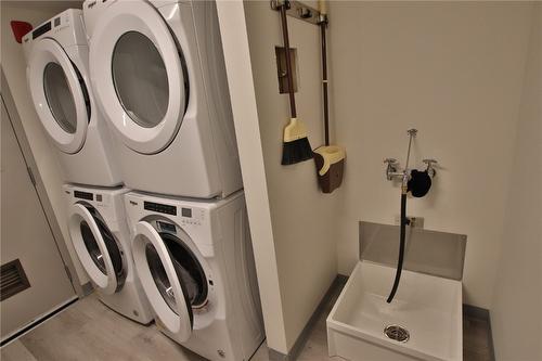 414-2555 Lakeshore Road, Vernon, BC - Indoor Photo Showing Laundry Room