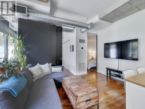 302 - 32 Trolley Crescent, Toronto, ON - Indoor Photo Showing Living Room