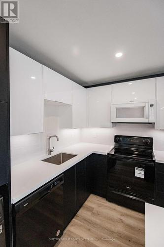 1426 Birchcliffe Court, Oshawa, ON - Indoor Photo Showing Kitchen