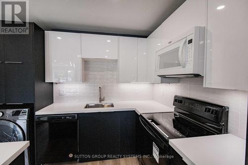 1426 Birchcliffe Court, Oshawa, ON - Indoor Photo Showing Kitchen