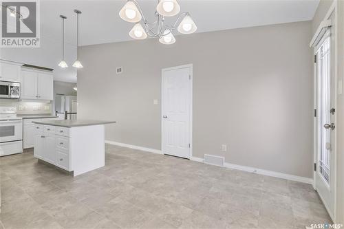 3608 Nottingham Crescent E, Regina, SK - Indoor Photo Showing Kitchen