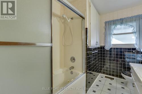 2 Wadsworth Street, London, ON - Indoor Photo Showing Bathroom