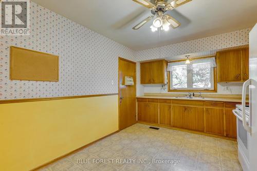 2 Wadsworth Street, London, ON - Indoor Photo Showing Kitchen