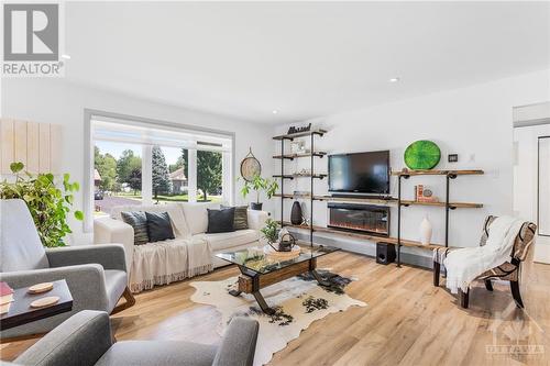 336 Limoges Road, Limoges, ON - Indoor Photo Showing Living Room