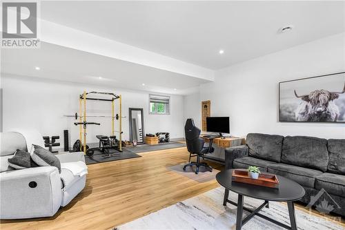 336 Limoges Road, Limoges, ON - Indoor Photo Showing Living Room