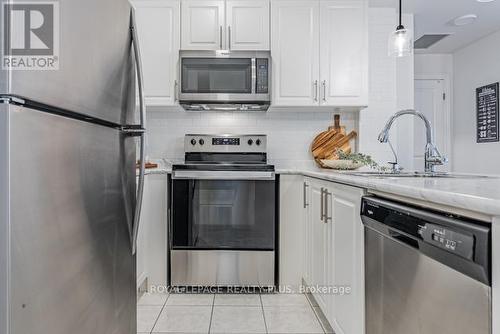 204 - 2338 Taunton Road, Oakville, ON - Indoor Photo Showing Kitchen With Upgraded Kitchen