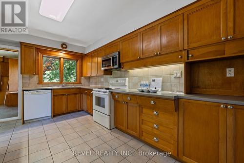 40 Bertram Drive, Hamilton, ON - Indoor Photo Showing Kitchen