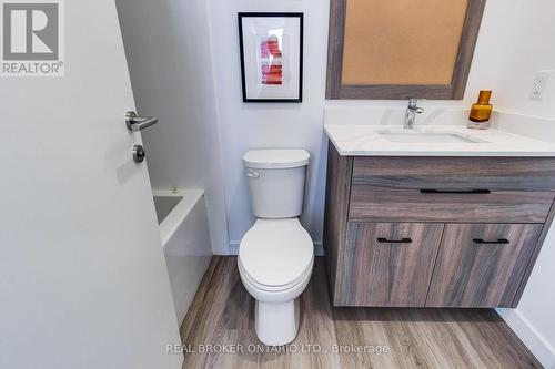 1002 - 49 Walnut Street S, Hamilton, ON - Indoor Photo Showing Bathroom