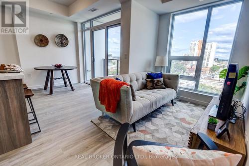 1002 - 49 Walnut Street S, Hamilton, ON - Indoor Photo Showing Living Room