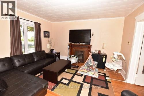 1306 Monaghan Road, Peterborough, ON - Indoor Photo Showing Living Room