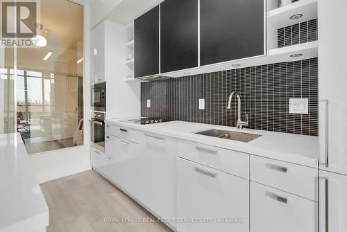 1405 - 32 Davenport Road, Toronto, ON - Indoor Photo Showing Kitchen With Upgraded Kitchen