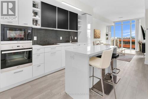 1405 - 32 Davenport Road, Toronto, ON - Indoor Photo Showing Kitchen