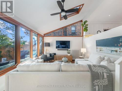 15 Avion Avenue, Toronto, ON - Indoor Photo Showing Living Room