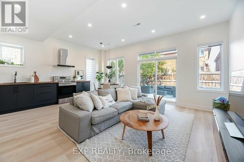 460 Autumn Hill Boulevard, Vaughan, ON - Indoor Photo Showing Living Room