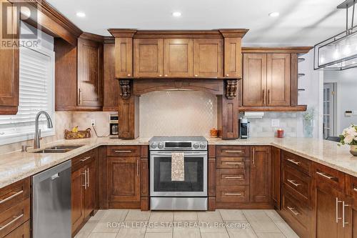 95 Thoroughbred Boulevard, Hamilton, ON - Indoor Photo Showing Kitchen With Double Sink