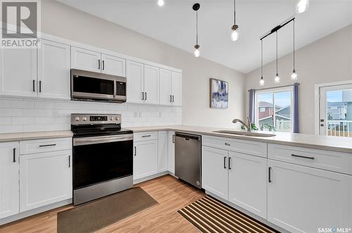 212 Cowan Crescent, Martensville, SK - Indoor Photo Showing Kitchen With Upgraded Kitchen