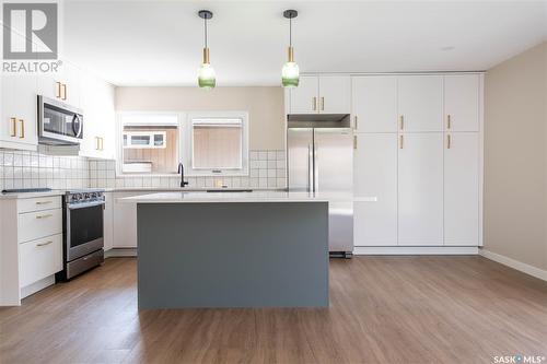 75 Sunset Drive, Regina, SK - Indoor Photo Showing Kitchen With Upgraded Kitchen