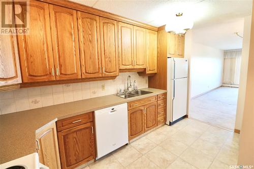 1405 3520 Hillsdale Street, Regina, SK - Indoor Photo Showing Kitchen With Double Sink