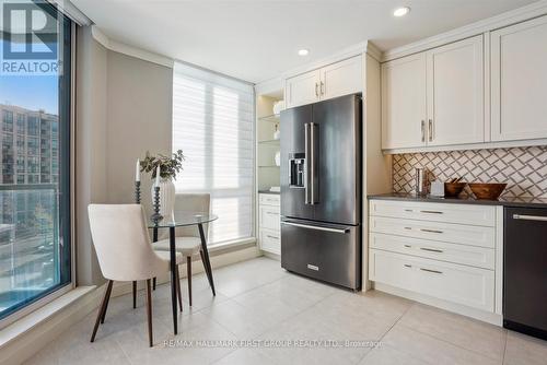 604 - 360 Watson Street W, Whitby (Port Whitby), ON - Indoor Photo Showing Kitchen With Upgraded Kitchen