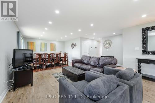 18697 Centreville Creek Road, Caledon, ON - Indoor Photo Showing Living Room