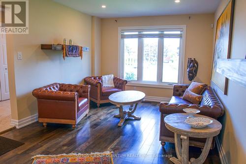 10 Anne Court, Grimsby, ON - Indoor Photo Showing Living Room