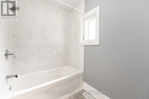 140 Gage Avenue N, Hamilton, ON - Indoor Photo Showing Bathroom