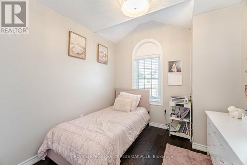 9 Dorchester Terrace, Hamilton, ON - Indoor Photo Showing Bedroom