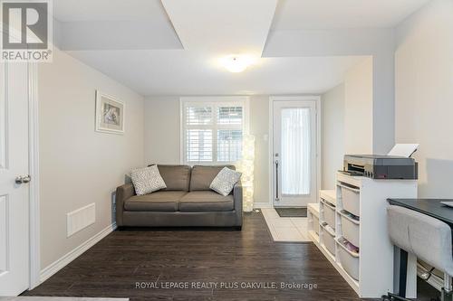 9 Dorchester Terrace, Hamilton, ON - Indoor Photo Showing Living Room