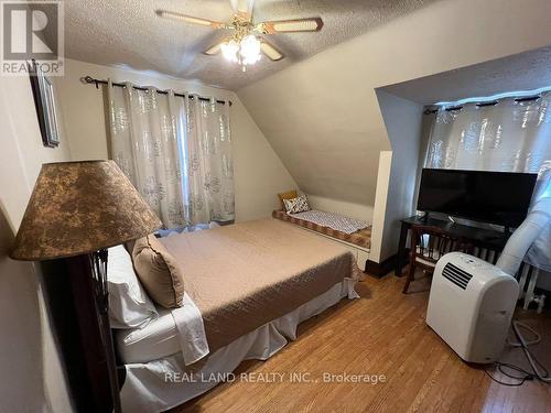 5903 Delaware Street, Niagara Falls, ON - Indoor Photo Showing Bedroom