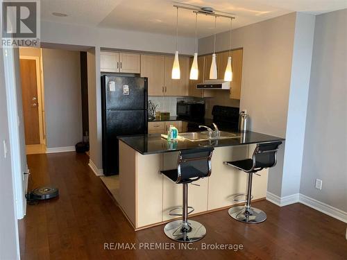 510 - 50 Disera Drive, Vaughan, ON - Indoor Photo Showing Kitchen