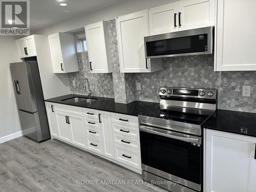 7 Byblos Court, East Gwillimbury, ON - Indoor Photo Showing Kitchen With Double Sink With Upgraded Kitchen