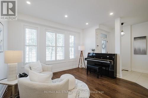 3009 Bur Oak Avenue, Markham, ON - Indoor Photo Showing Living Room