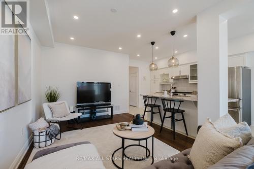 3009 Bur Oak Avenue, Markham, ON - Indoor Photo Showing Living Room