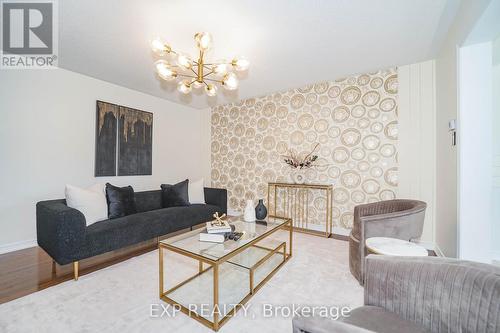 24 Crestbank Court, Vaughan, ON - Indoor Photo Showing Living Room