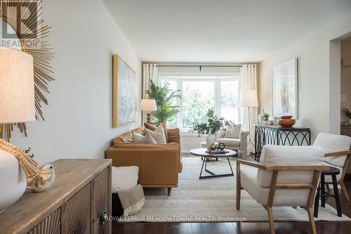 586 Hayward Crescent, Milton, ON - Indoor Photo Showing Living Room