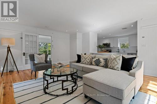 6123 Guelph Line, Burlington, ON - Indoor Photo Showing Living Room