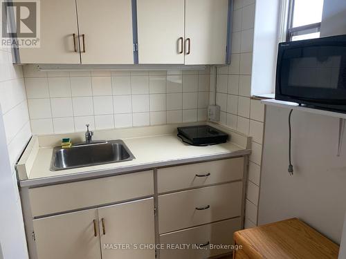 401 - 106 Carden Street, Guelph, ON - Indoor Photo Showing Kitchen