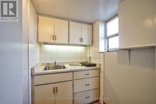 401 - 106 Carden Street, Guelph, ON - Indoor Photo Showing Kitchen