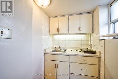 401 - 106 Carden Street, Guelph, ON - Indoor Photo Showing Kitchen