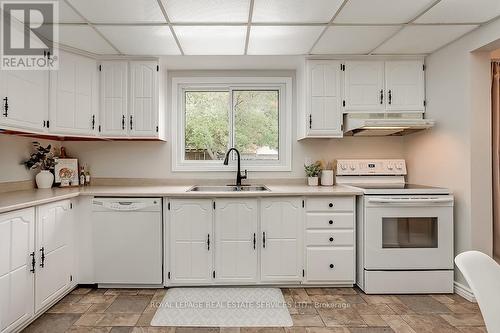 3532 Pitch Pine Crescent, Mississauga, ON - Indoor Photo Showing Kitchen With Double Sink