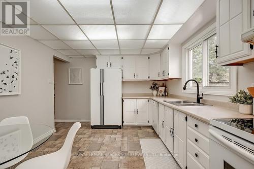 3532 Pitch Pine Crescent, Mississauga, ON - Indoor Photo Showing Kitchen With Double Sink