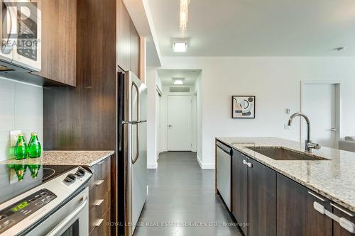 305 - 5005 Harvard Road, Mississauga, ON - Indoor Photo Showing Kitchen With Upgraded Kitchen