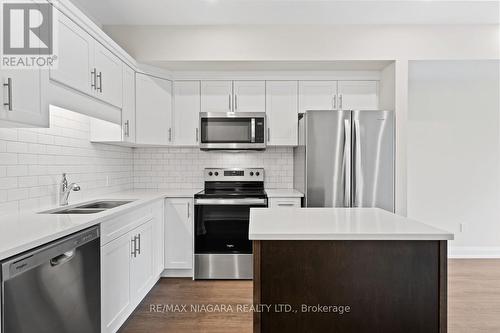 308 - 118 Summersides Boulevard, Pelham, ON - Indoor Photo Showing Kitchen With Stainless Steel Kitchen With Double Sink With Upgraded Kitchen