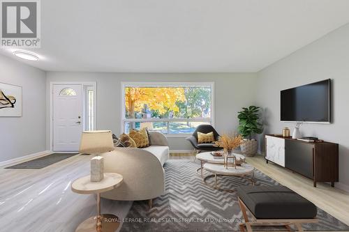 27 Theodore Drive, Mississauga, ON - Indoor Photo Showing Living Room