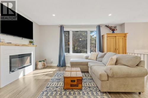 227 Ardsley Crescent, London, ON - Indoor Photo Showing Living Room With Fireplace