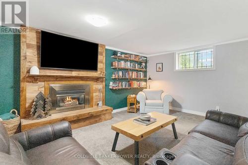 227 Ardsley Crescent, London, ON - Indoor Photo Showing Living Room With Fireplace