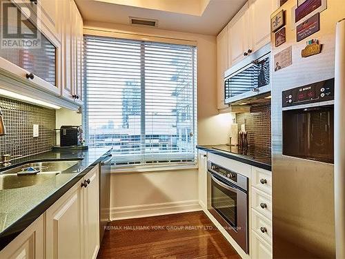 2006 - 35 Balmuto Street, Toronto, ON - Indoor Photo Showing Kitchen