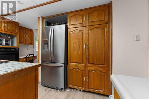 88 Chris Mullin Lane, Madawaska Valley (570 - Madawaska Valley), ON - Indoor Photo Showing Kitchen