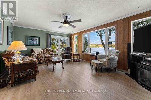 88 Chris Mullin Lane, Madawaska Valley (570 - Madawaska Valley), ON - Indoor Photo Showing Living Room