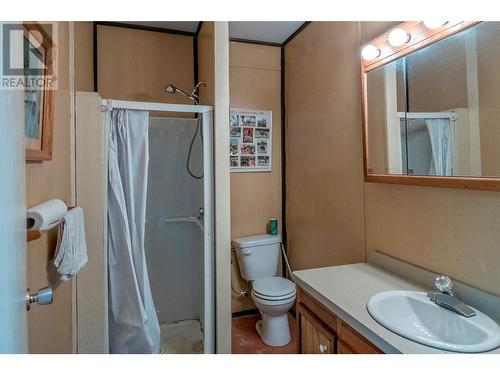 2150 Rashdale Road, Spallumcheen, BC - Indoor Photo Showing Bathroom